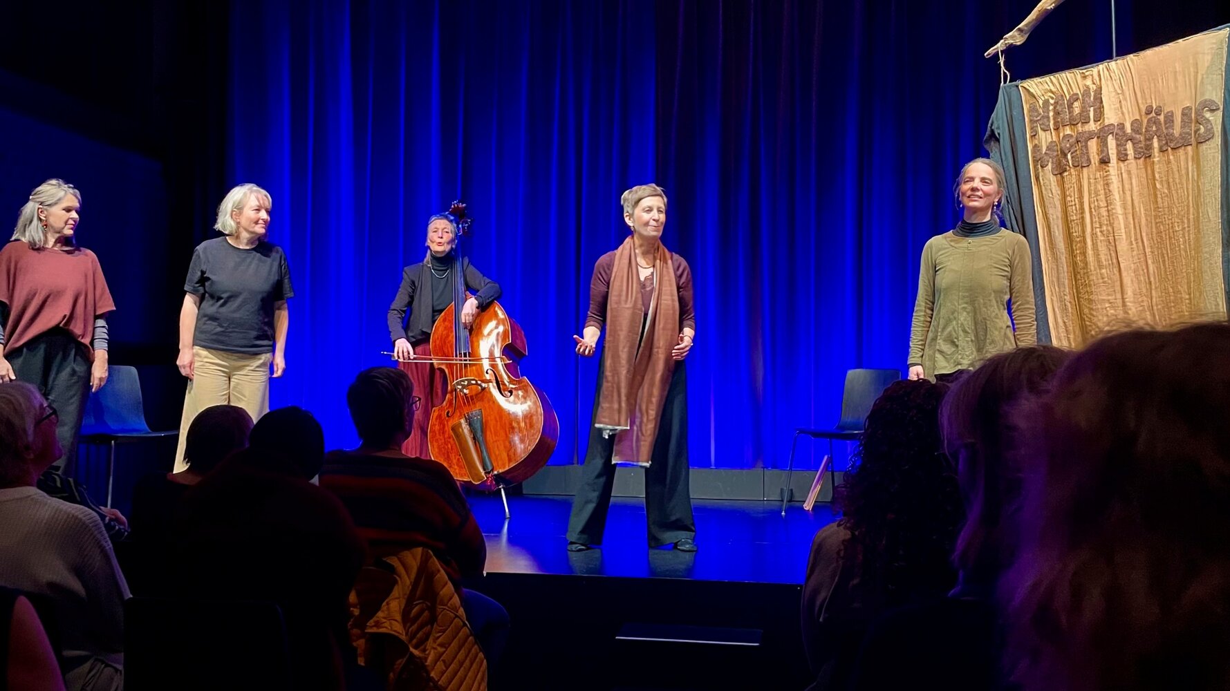 femXmas mit Katja Wissmiller, Marie-Theres Rogger, Barbara Luchs, Moni Egger als Erzählerinnen und Regula Gerber am Bass (v.l.n.r.).